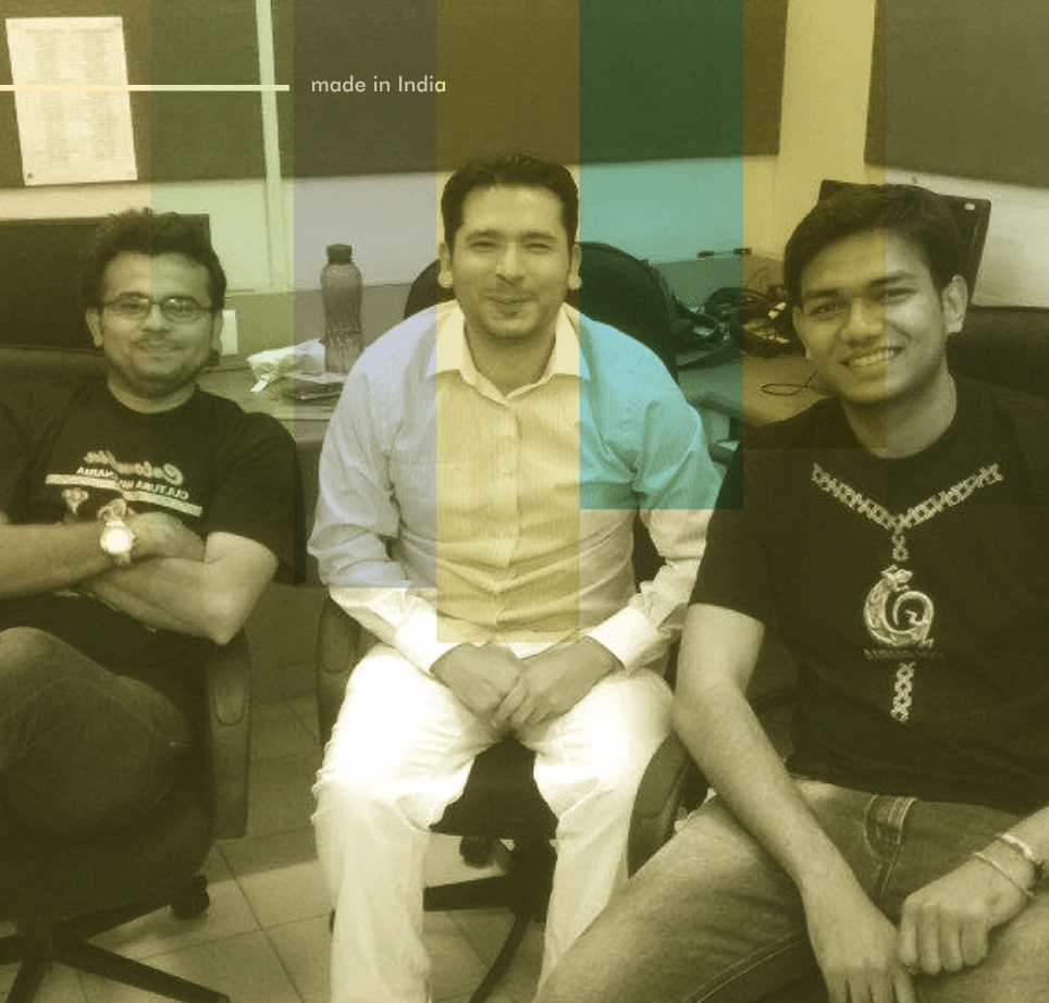 Uno de los fundadores de Unydos con integrantes del equipo de desarrollo de Amatia en Ahmedabad, India.